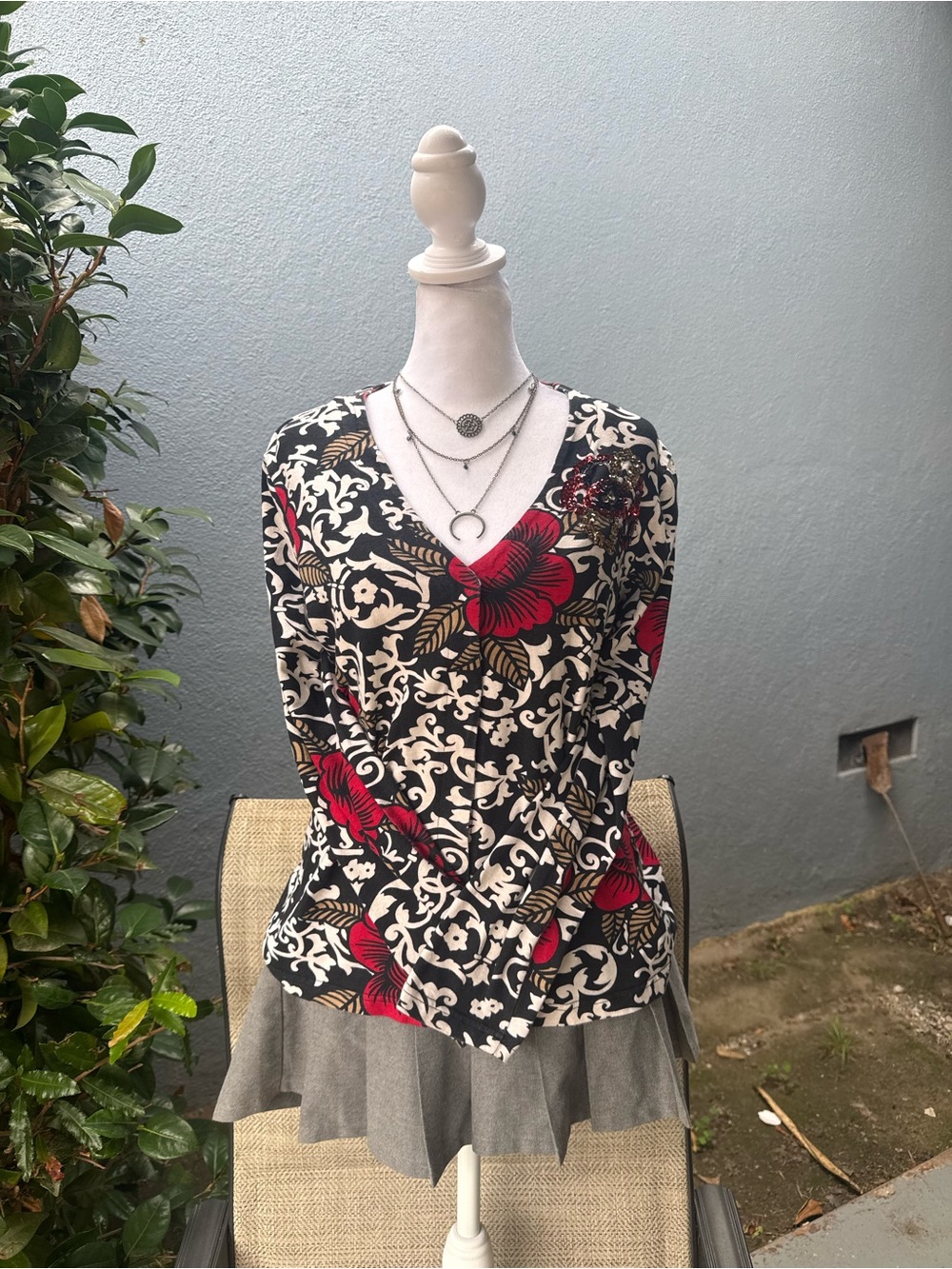 Onque Casuals Black Cream & Red Floral V-Neck Sweater